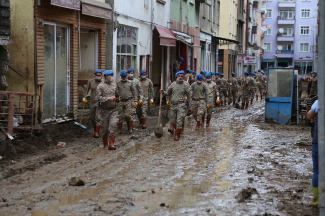 Komandolardan Dereli sokaklarında temizlik